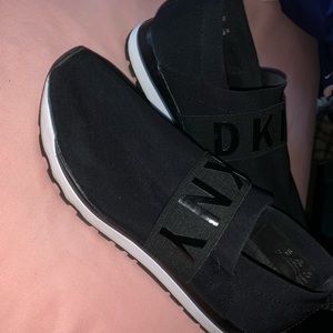 DKNY WOMENS BLACK SLIP ON SNEAKERS